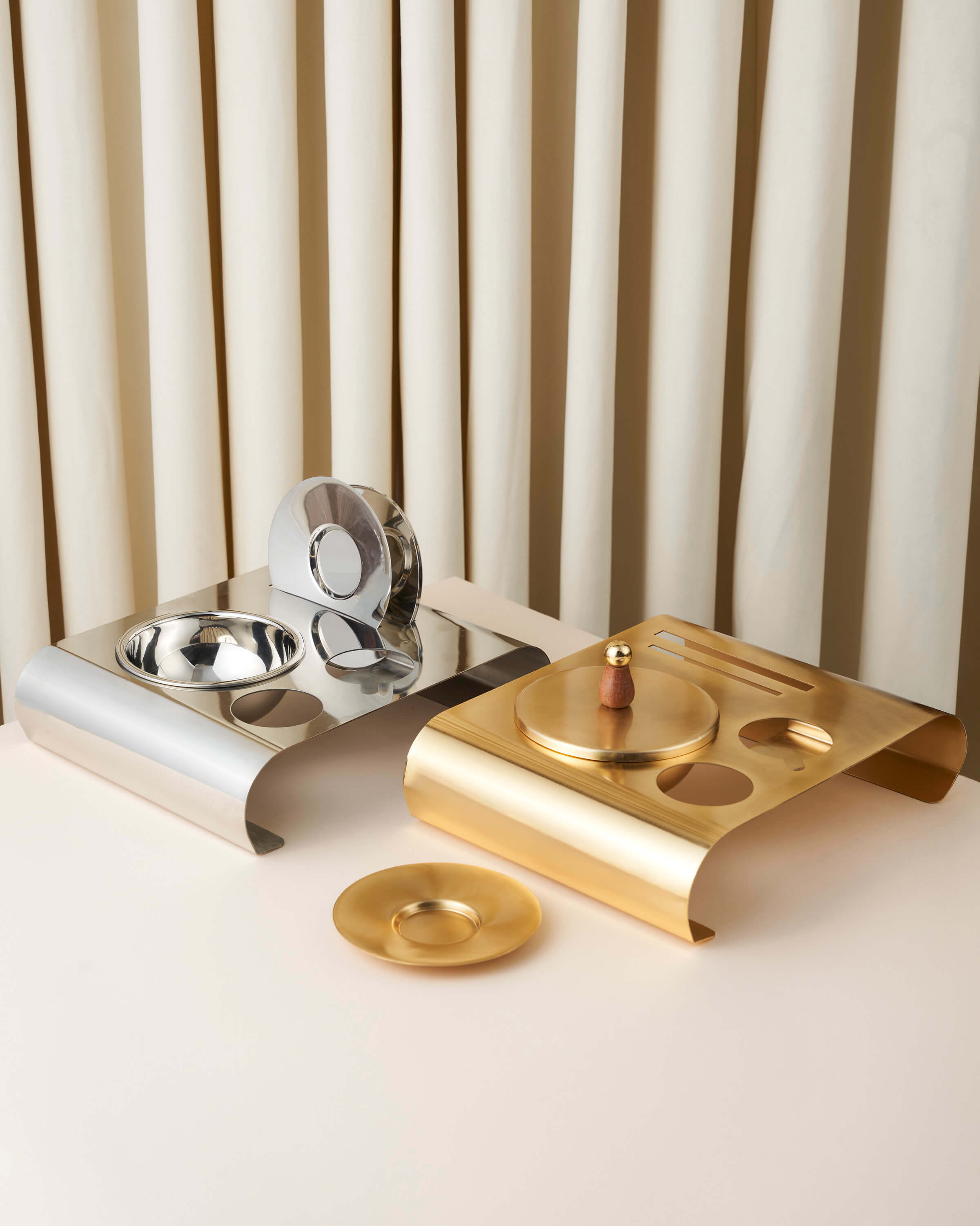 إستاند إستكانه هندي مع ماعون مكسرات وصحن وغطا طول ٢٥ سم عرض ٢١ سم وزن ١كغ