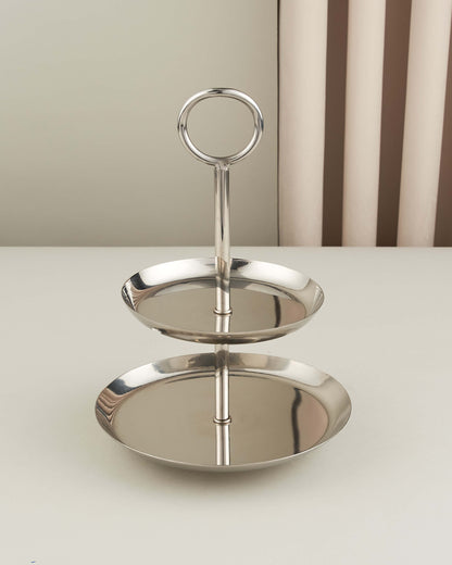 Ma'out presents two roles