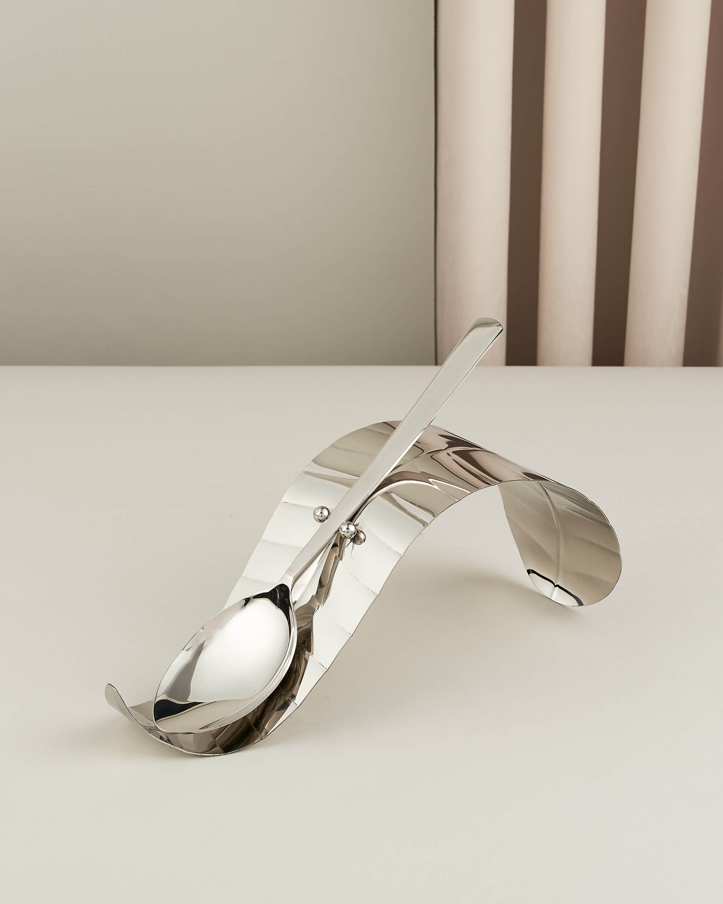 مغرفة مع ستاند