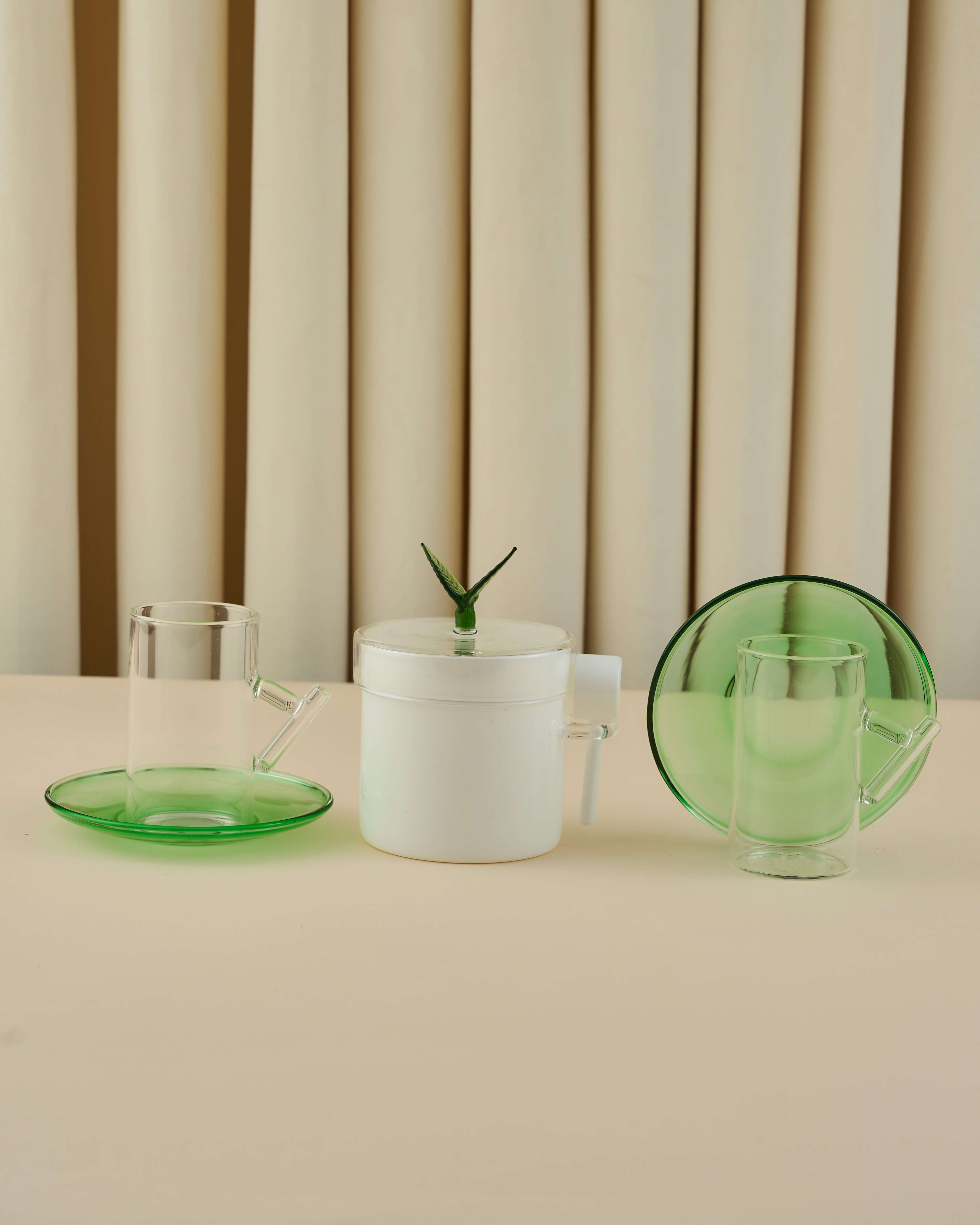 طقم استكانات بمقبض لوضع النعنع