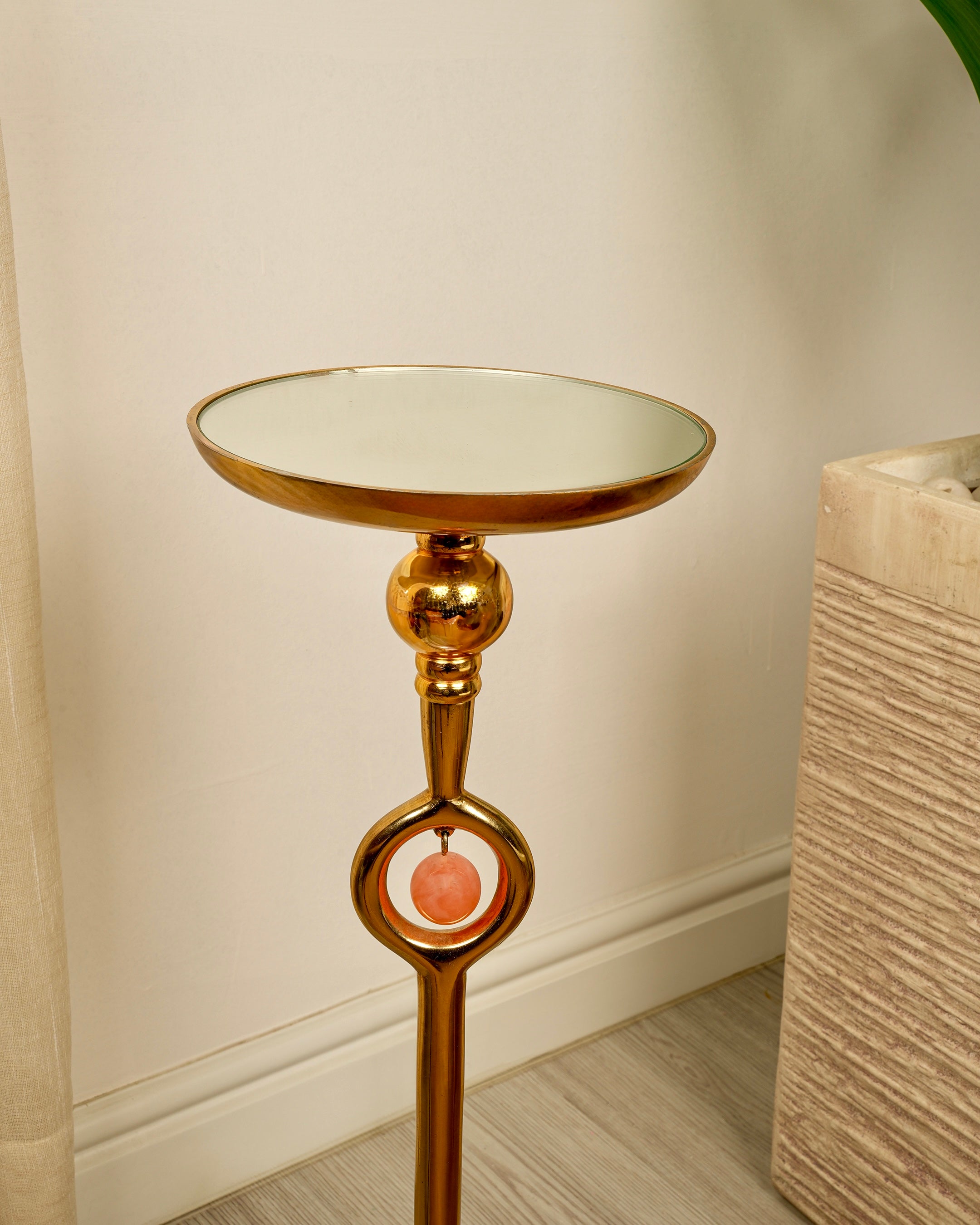 طاولة بقاعدة