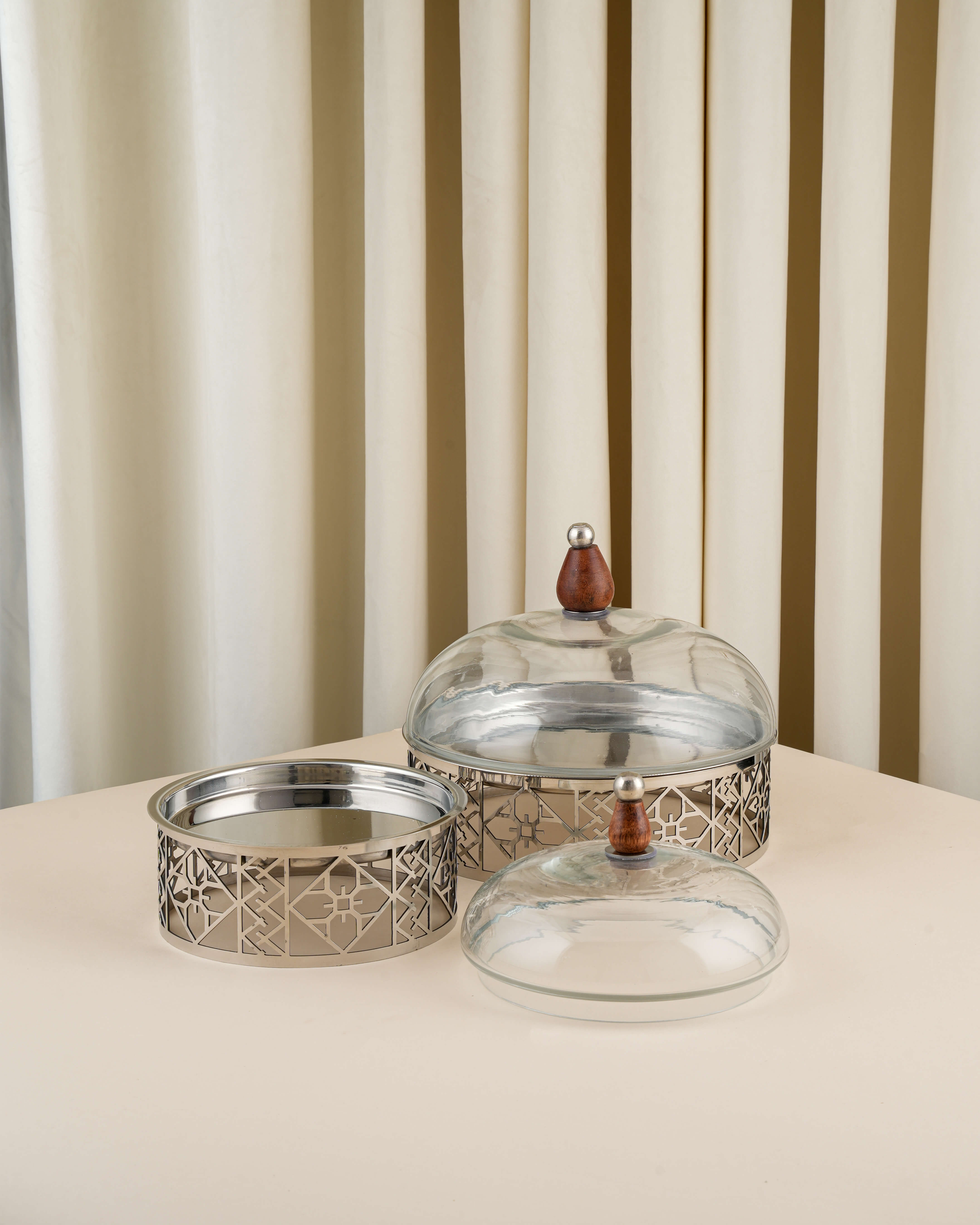 ماعون حلويات  بغطاء زجاج