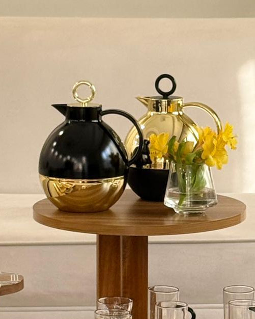 طقم مطارة شاي وقهوة باللون الأسود و الذهبي